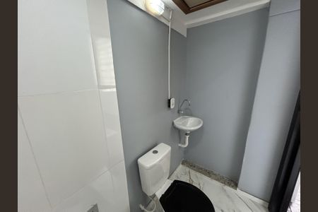 Banheiro de kitnet/studio para alugar com 1 quarto, 26m² em Bento Ribeiro, Rio de Janeiro