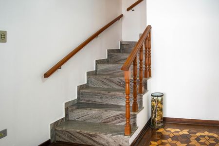 Casa à venda com 160m², 3 quartos e 4 vagasEscada