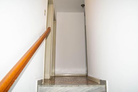 Casa à venda com 160m², 3 quartos e 4 vagasEscada