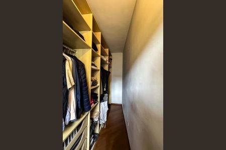Casa à venda com 190m², 3 quartos e 4 vagasCloset da suíte