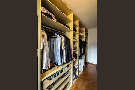 Casa à venda com 190m², 3 quartos e 4 vagasCloset da suíte