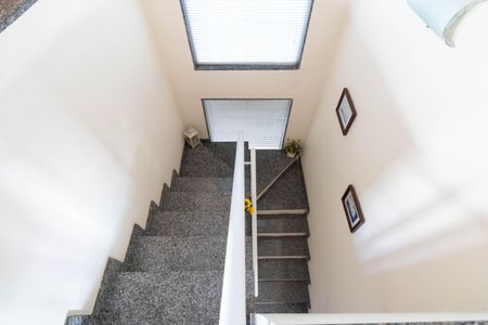 Casa de condomínio para alugar com 170m², 3 quartos e 1 vagaEscada