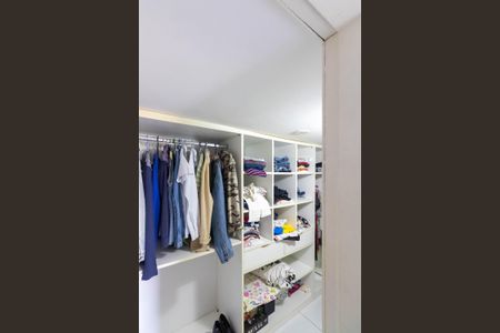 Casa de condomínio para alugar com 170m², 3 quartos e 1 vagaCloset