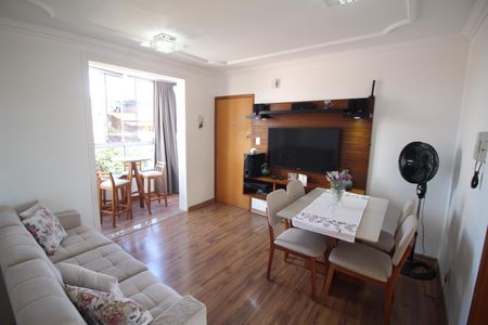 Sala de apartamento à venda com 2 quartos, 53m² em Brasil Industrial, Belo Horizonte