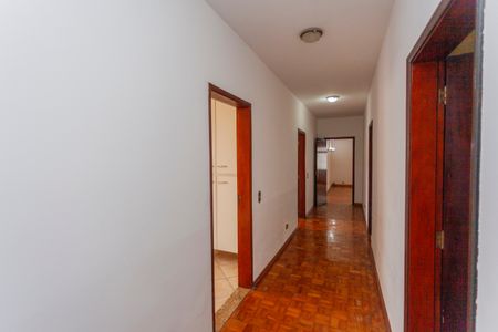 Casa à venda com 300m², 4 quartos e 2 vagasCorredor interno