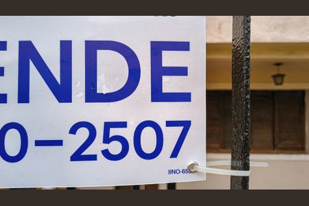 Casa à venda com 273m², 3 quartos e 2 vagas Casa à venda com 273m², 3 quartos e 2 vagasPlaquinha Instalada