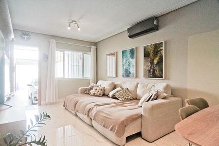 Casa à venda com 170m², 3 quartos e 2 vagas Casa à venda com 170m², 3 quartos e 2 vagasSala