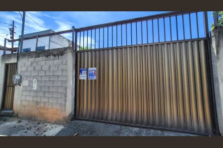 Casa para alugar com 90m², 2 quartos e 2 vagasPortão de entrada no local 