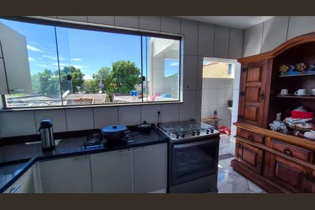 Casa para alugar com 90m², 2 quartos e 2 vagasCozinha 