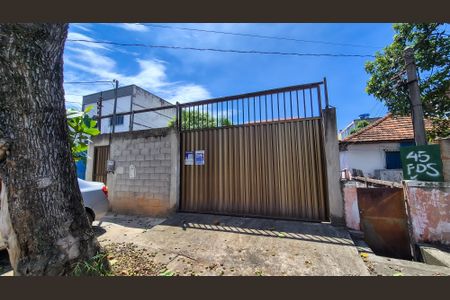 Casa para alugar com 90m², 2 quartos e 2 vagasPortão de entrada no local 