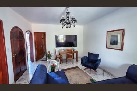 Casa para alugar com 90m², 2 quartos e 2 vagasSala