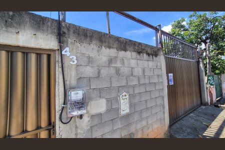 Casa para alugar com 90m², 2 quartos e 2 vagasPortão de entrada no local 