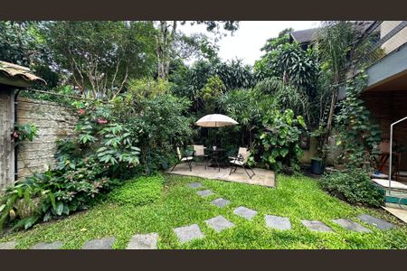 Casa à venda com 210m², 5 quartos e 2 vagas Casa à venda com 210m², 5 quartos e 2 vagasQuintal