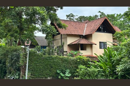 Casa à venda com 210m², 5 quartos e 2 vagas Casa à venda com 210m², 5 quartos e 2 vagasFachada