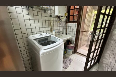 Casa à venda com 210m², 5 quartos e 2 vagas Casa à venda com 210m², 5 quartos e 2 vagasÁrea de serviço