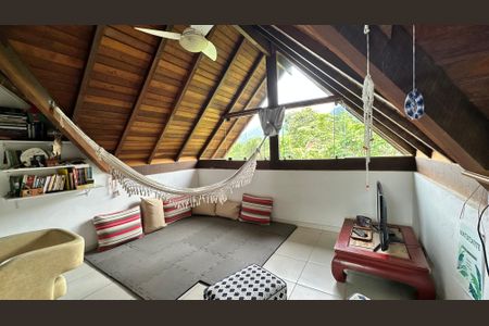 Casa à venda com 210m², 5 quartos e 2 vagas Casa à venda com 210m², 5 quartos e 2 vagasSala íntima