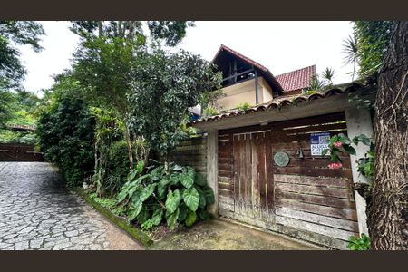 Casa à venda com 210m², 5 quartos e 2 vagas Casa à venda com 210m², 5 quartos e 2 vagasPlaquinha