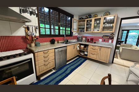 Casa à venda com 210m², 5 quartos e 2 vagas Casa à venda com 210m², 5 quartos e 2 vagasCozinha