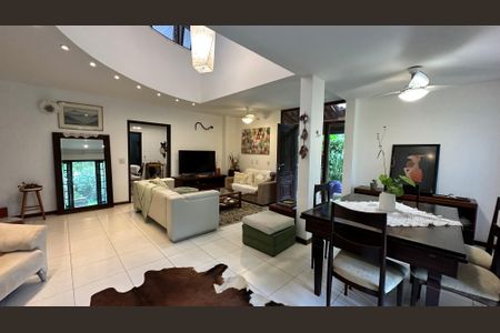 Casa à venda com 210m², 5 quartos e 2 vagas Casa à venda com 210m², 5 quartos e 2 vagasSala