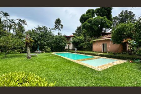 Casa à venda com 210m², 5 quartos e 2 vagas Casa à venda com 210m², 5 quartos e 2 vagasÁrea comum - Piscina