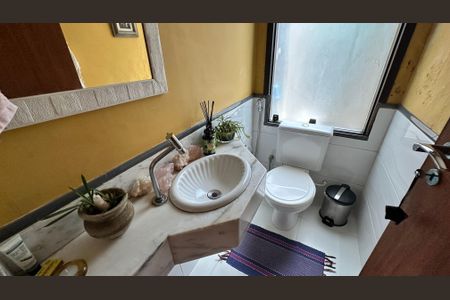 Casa à venda com 210m², 5 quartos e 2 vagas Casa à venda com 210m², 5 quartos e 2 vagasLavabo