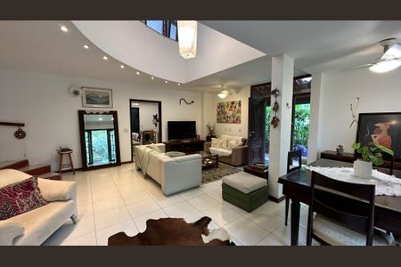 Casa à venda com 210m², 5 quartos e 2 vagas Casa à venda com 210m², 5 quartos e 2 vagasSala