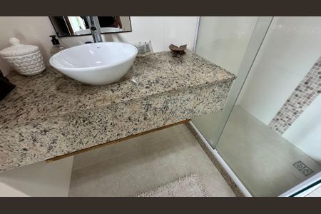 Casa à venda com 210m², 5 quartos e 2 vagas Casa à venda com 210m², 5 quartos e 2 vagasBanheiro Social