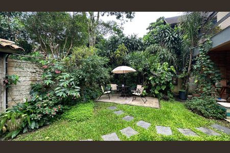 Casa à venda com 210m², 5 quartos e 2 vagas Casa à venda com 210m², 5 quartos e 2 vagasQuintal