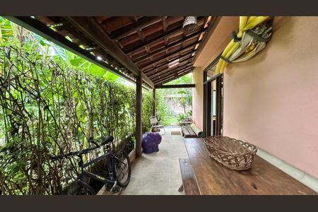 Casa à venda com 210m², 5 quartos e 2 vagas Casa à venda com 210m², 5 quartos e 2 vagasLateral