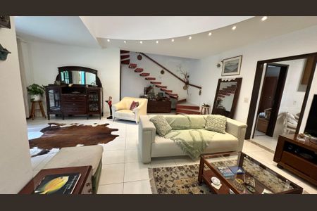 Casa à venda com 210m², 5 quartos e 2 vagas Casa à venda com 210m², 5 quartos e 2 vagasSala