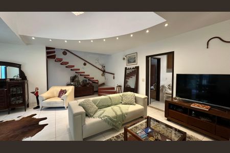 Casa à venda com 210m², 5 quartos e 2 vagas Casa à venda com 210m², 5 quartos e 2 vagasSala