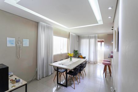 Casa à venda com 210m², 3 quartos e 2 vagasSala