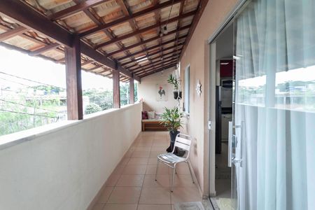 Casa à venda com 210m², 3 quartos e 2 vagasVaranda 