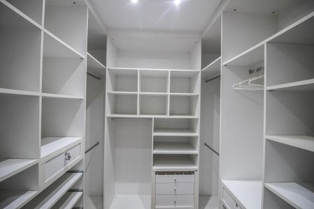 Apartamento para alugar com 210m², 4 quartos e 2 vagas Apartamento para alugar com 210m², 4 quartos e 2 vagasCloset da suíte