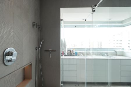 Apartamento à venda com 220m², 2 quartos e 4 vagasBanheiro da Suíte 1