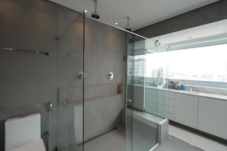 Apartamento à venda com 220m², 2 quartos e 4 vagasBanheiro da Suíte 1