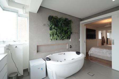 Apartamento à venda com 220m², 2 quartos e 4 vagasBanheiro da Suíte 1