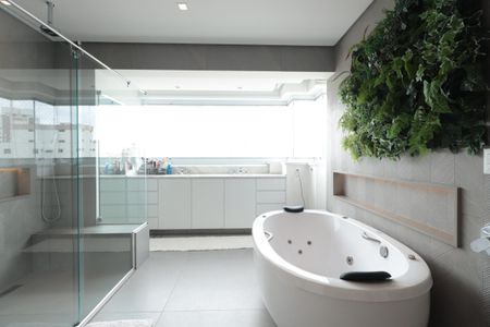 Apartamento à venda com 220m², 2 quartos e 4 vagasBanheiro da Suíte 1