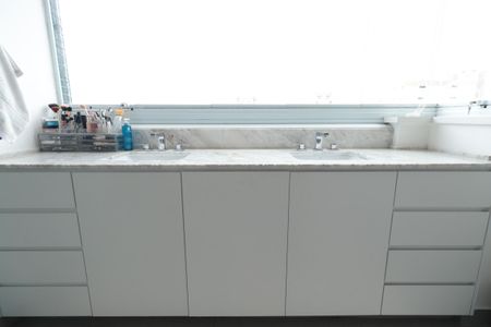 Apartamento à venda com 220m², 2 quartos e 4 vagasBanheiro da Suíte 1