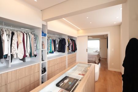 Apartamento à venda com 220m², 2 quartos e 4 vagasCloset da suíte 1