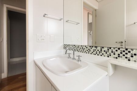 Apartamento à venda com 228m², 4 quartos e 4 vagasBanheiro Suíte 2