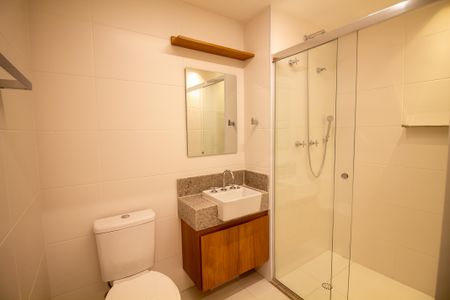 Banheiro de kitnet/studio para alugar com 1 quarto, 30m² em Santo Amaro, São Paulo