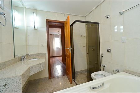 Apartamento à venda com 177m², 4 quartos e 3 vagasBanheiro Suíte