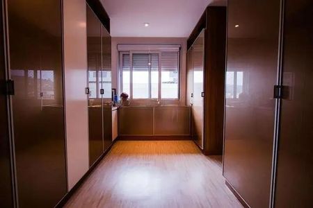 Casa de condomínio para alugar com 375m², 5 quartos e 4 vagasCloset