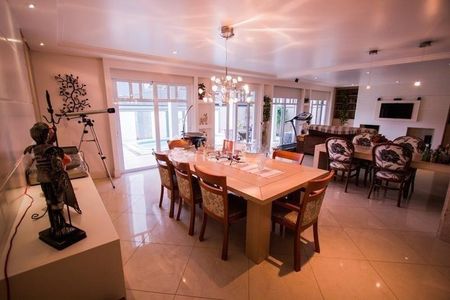 Sala  de casa de condomínio para alugar com 5 quartos, 375m² em Jardim Carvalho, Porto Alegre