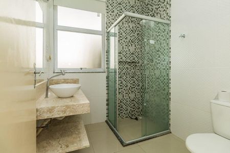 Banheiro  de apartamento para alugar com 2 quartos, 65m² em Santana, Porto Alegre