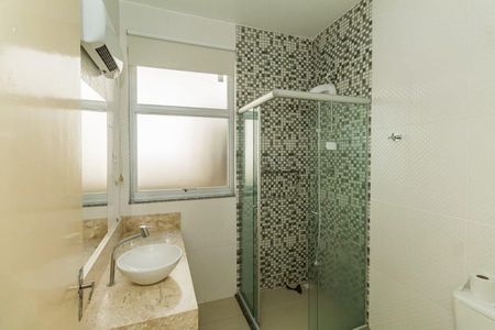 Banheiro  de apartamento para alugar com 2 quartos, 65m² em Santana, Porto Alegre