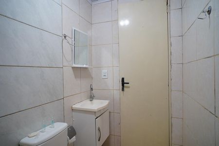 Banheiro  de apartamento para alugar com 1 quarto, 50m² em Humaitá, Porto Alegre