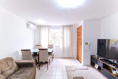 Casa à venda com 79m², 2 quartos e 1 vagaSala