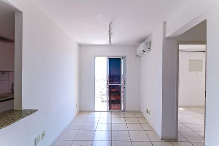 Sala de apartamento para alugar com 2 quartos, 50m² em Del Castilho, Rio de Janeiro